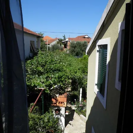Mia Biograd